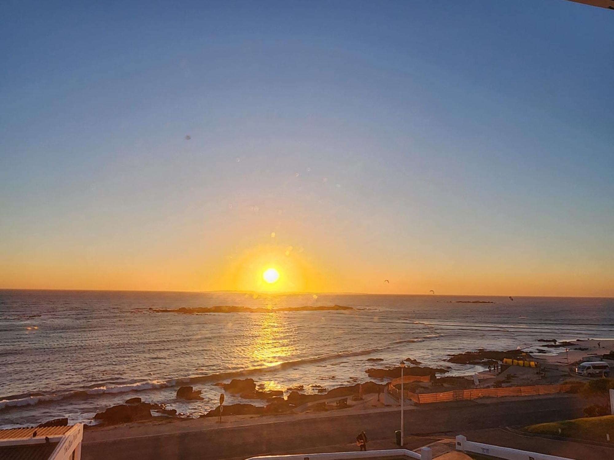 The Blue Peter Hotel Bloubergstrand Exterior photo